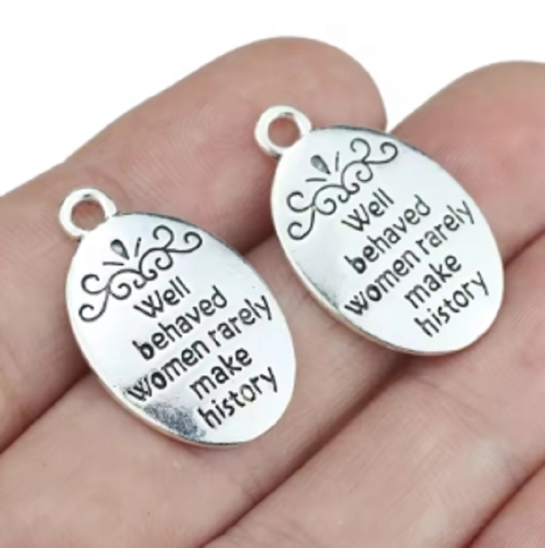 Jewelry Making History - 10 ピース/ロットオーバルアンティークシルバーメッキレターチャーム行儀の良い女性はまれに歴史を作るペンダント女性のための DIY ジュエリーメイキング