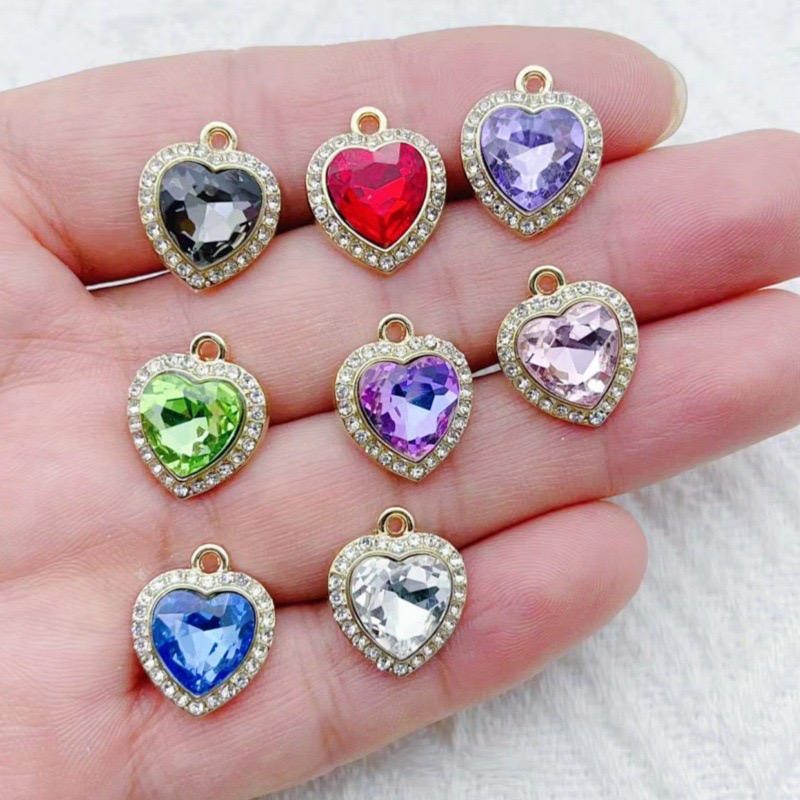 10個のハート型のカラフルな宝石が象嵌されたペンダント、新鮮 - Jewelry Making Party のレビューと価格