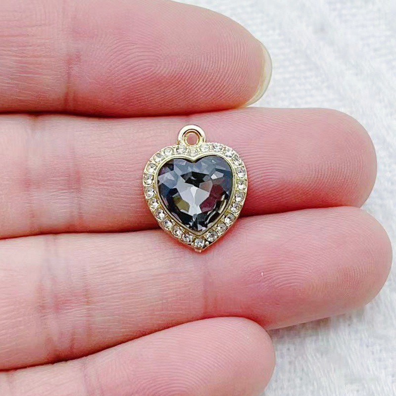 10個のハート型のカラフルな宝石が象嵌されたペンダント、新鮮 - Jewelry Making Party のレビューと価格