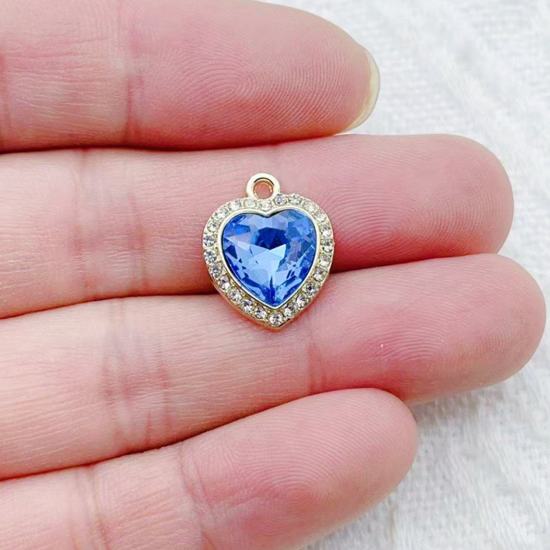 10個のハート型のカラフルな宝石が象嵌されたペンダント、新鮮 - Jewelry Making Party のレビューと価格