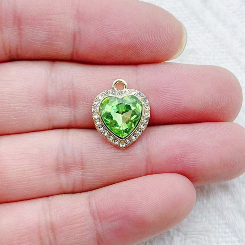 10個のハート型のカラフルな宝石が象嵌されたペンダント、新鮮 - Jewelry Making Party のレビューと価格
